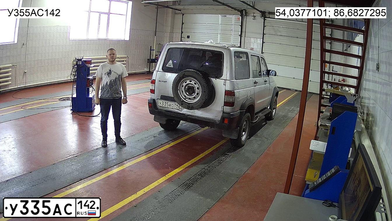 Фото автомобиля UAZ 3163 PATRIOT, 2008 — госномер У335АС142. Цвет: СНЕЖНАЯ КОРОЛЕВА МЕТАЛЛИК