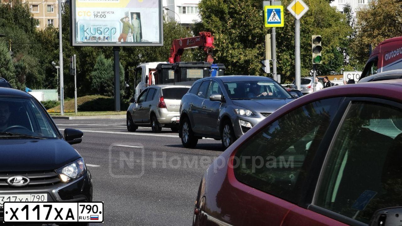 Фото автомобиля TOYOTA CAMRY, 2013 — госномер О450СВ196. Цвет: СЕРЫЙ МЕТАЛЛИК