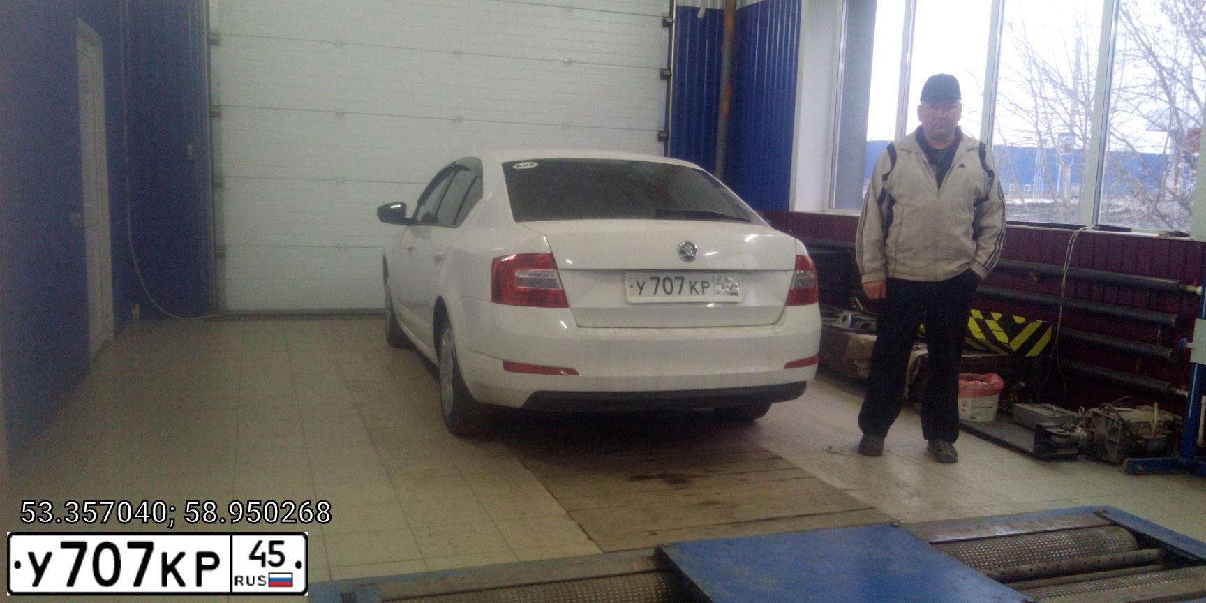 Фото автомобиля SKODA OCTAVIA, 2013 — госномер У707КР45. Цвет: Белый