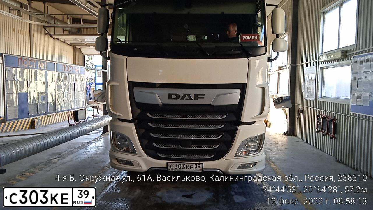 Фото автомобиля DAF F XF 105 FT 4X2, 2019 — госномер С303КЕ39. Цвет: БЕЛЫЙ