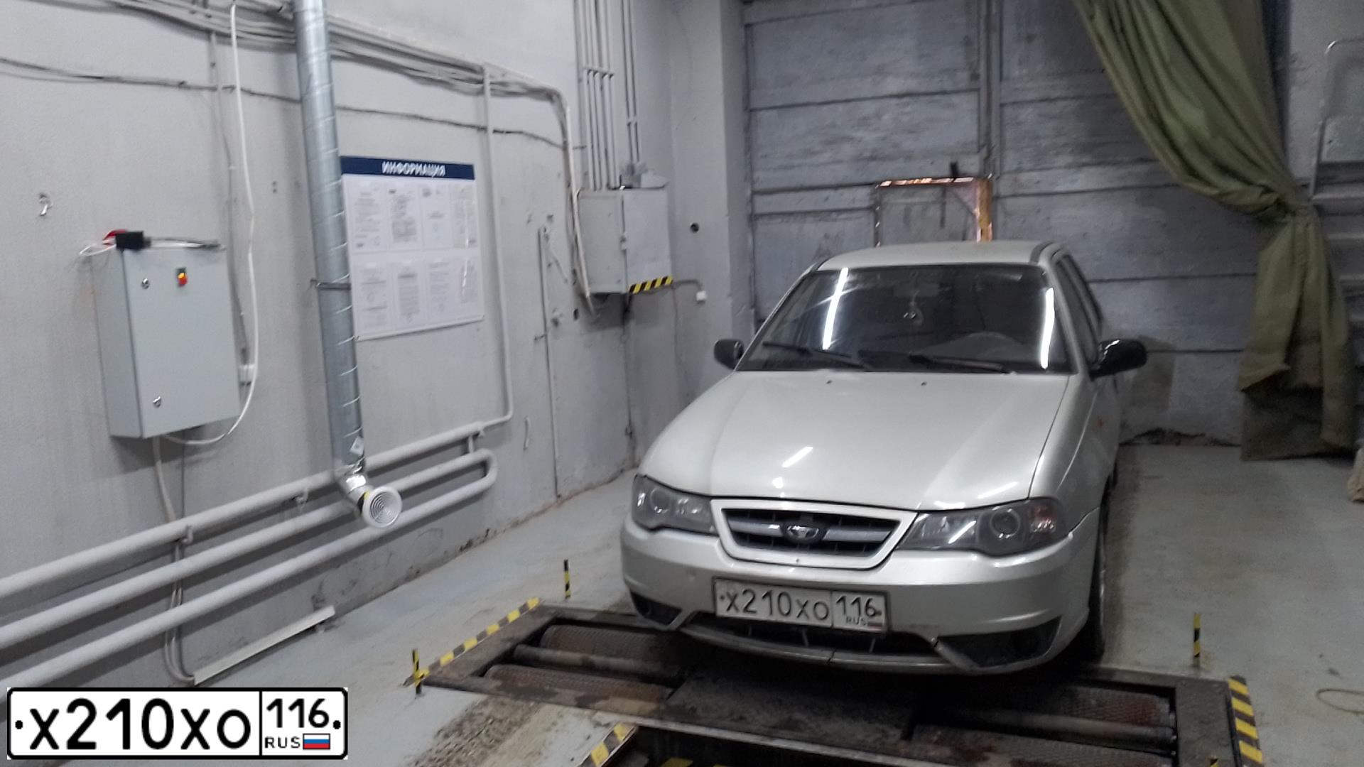 Фото автомобиля DAEWOO NEXIA, 2008 — госномер М008МР116. Цвет: ПЕРЛАМУТРОВЫЙ