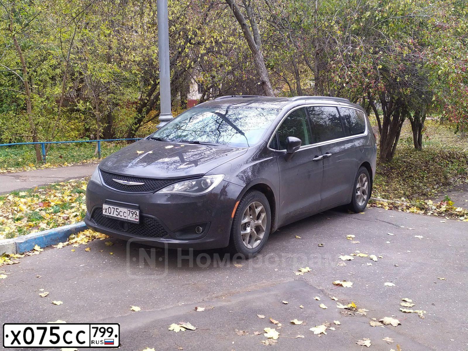 Фото автомобиля CHRYSLER PACIFICA, 2018 — госномер Х075СС799. Цвет: ТЕМНО-КОРИЧНЕВЫЙ
