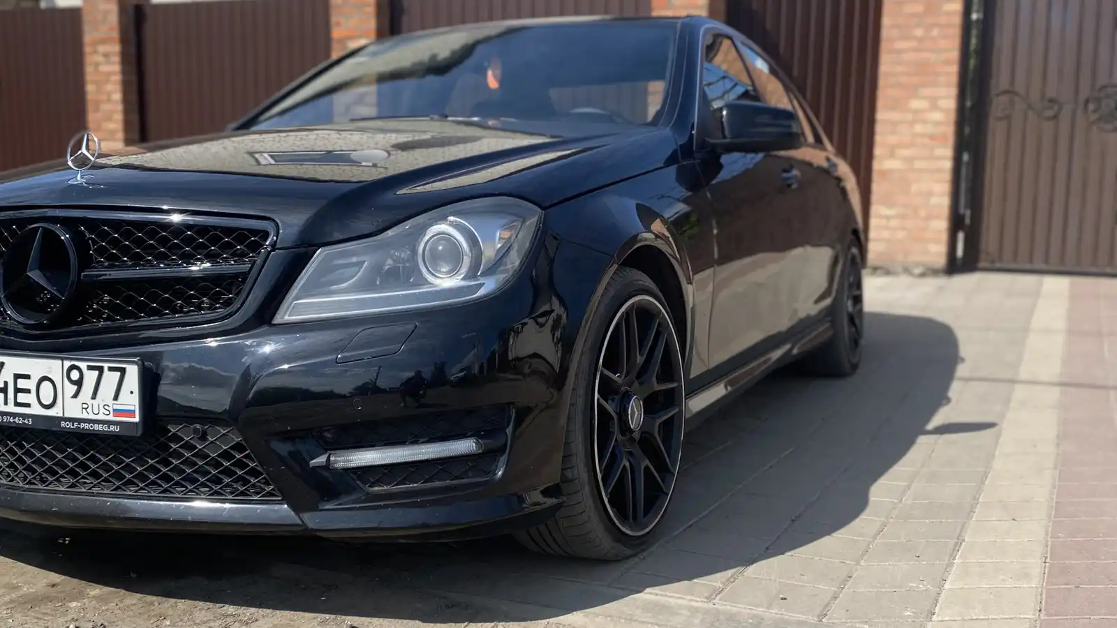 Фото автомобиля MERCEDES C-KLASSE, 2012 — госномер Е663ТУ799. Цвет: ЧЕРНЫЙ