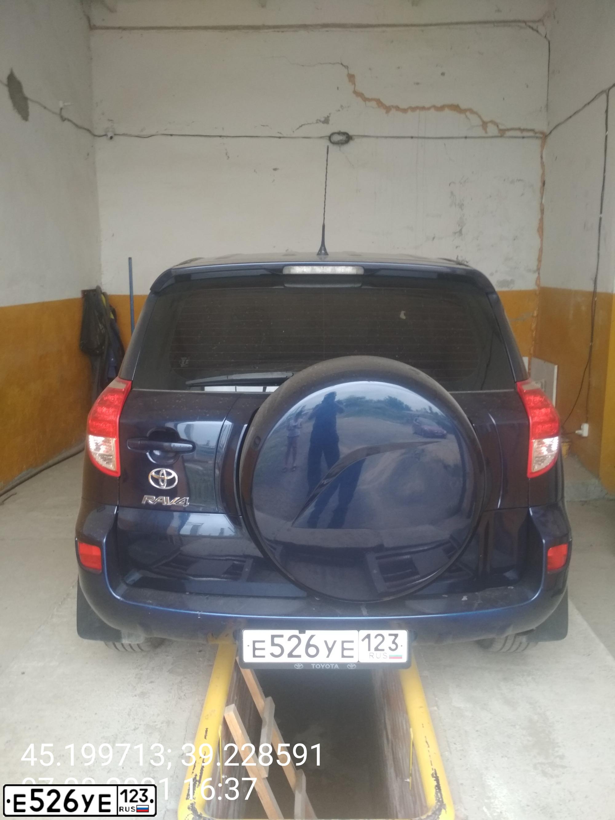 Фото автомобиля TOYOTA RAV4, 2005 — госномер Е526УЕ123. Цвет: ТЕМНО-СИНИЙ