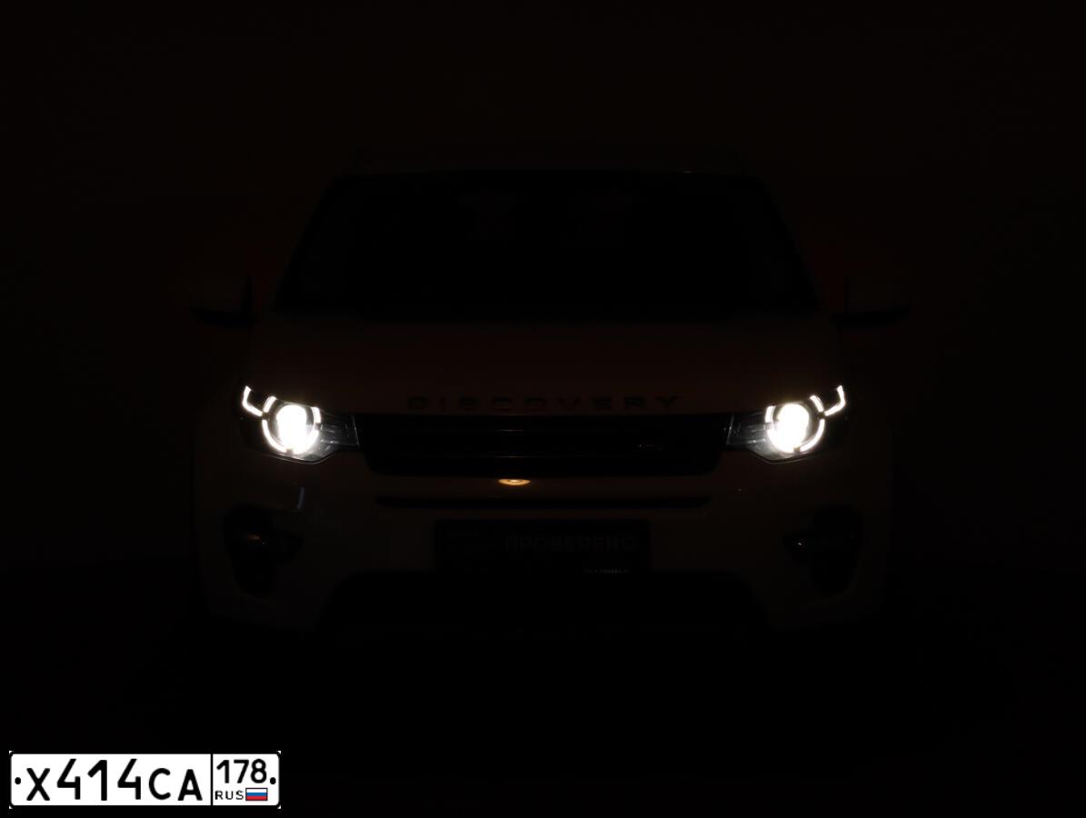 Фото автомобиля LANDROVER DISCOVERY SPORT, 2017 — госномер Х414СА178. Цвет: Белый