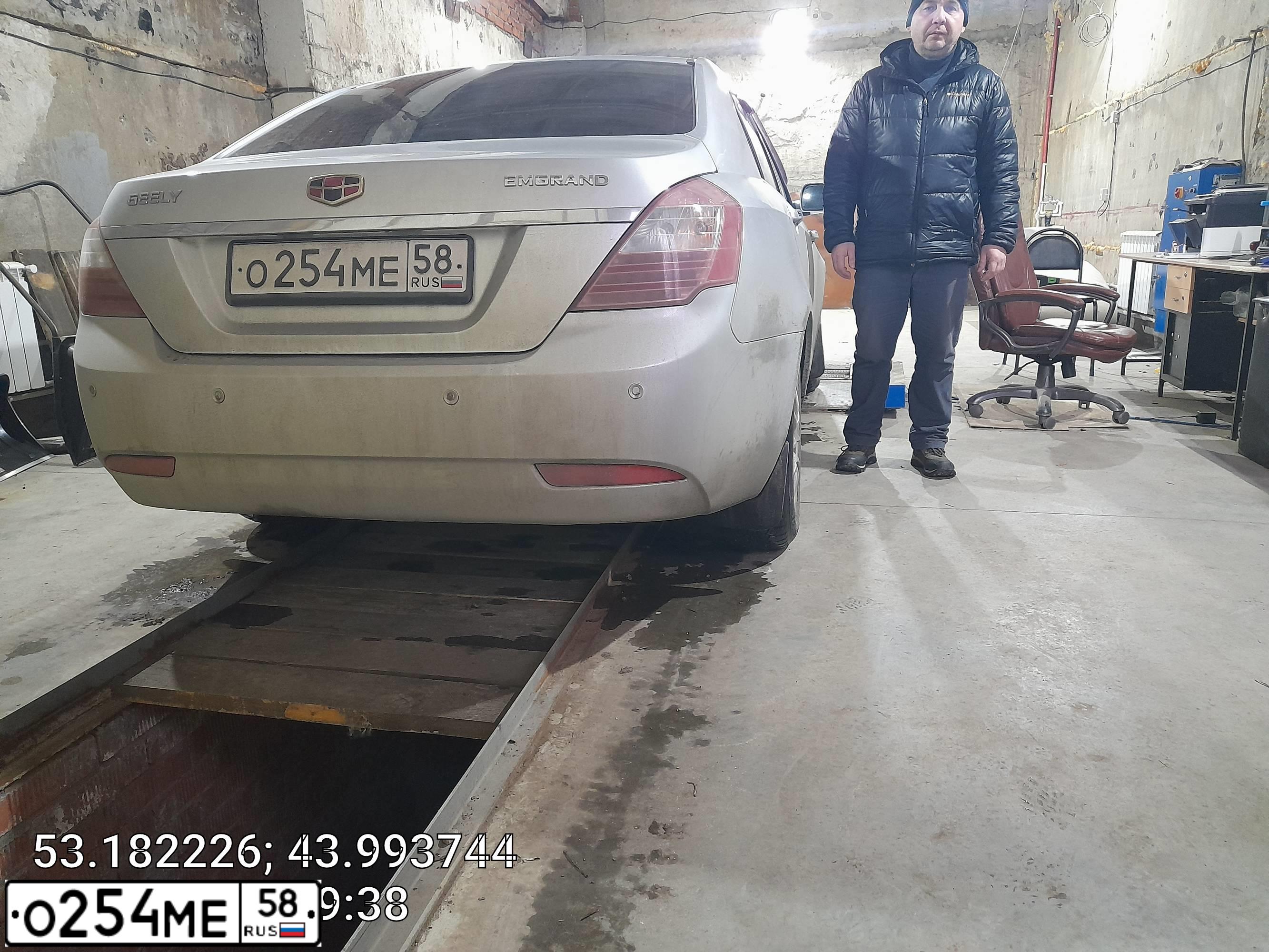 Фото автомобиля GEELY EMGRAND, 2012. Цвет: СЕРЕБРО
