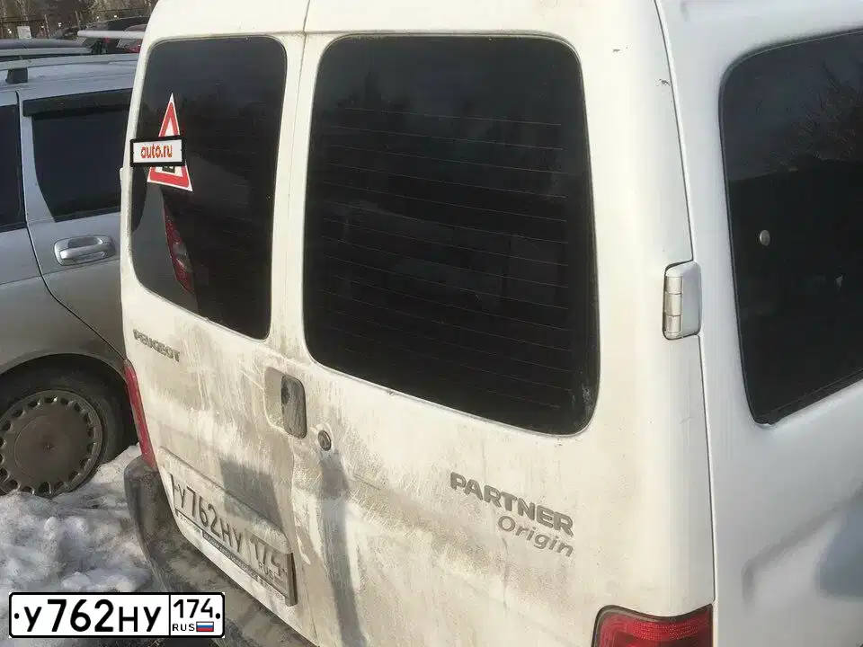 Фото автомобиля PEUGEOT PARTNER, 2011 — госномер О409УЕ174. Цвет: Белый