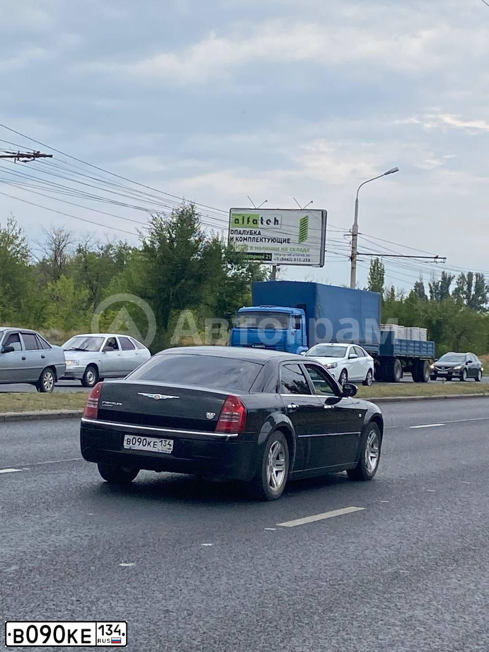 Фото автомобиля CHRYSLER SERIE 300, 2007 — госномер М777НВ34. Цвет: ЧЕРНЫЙ