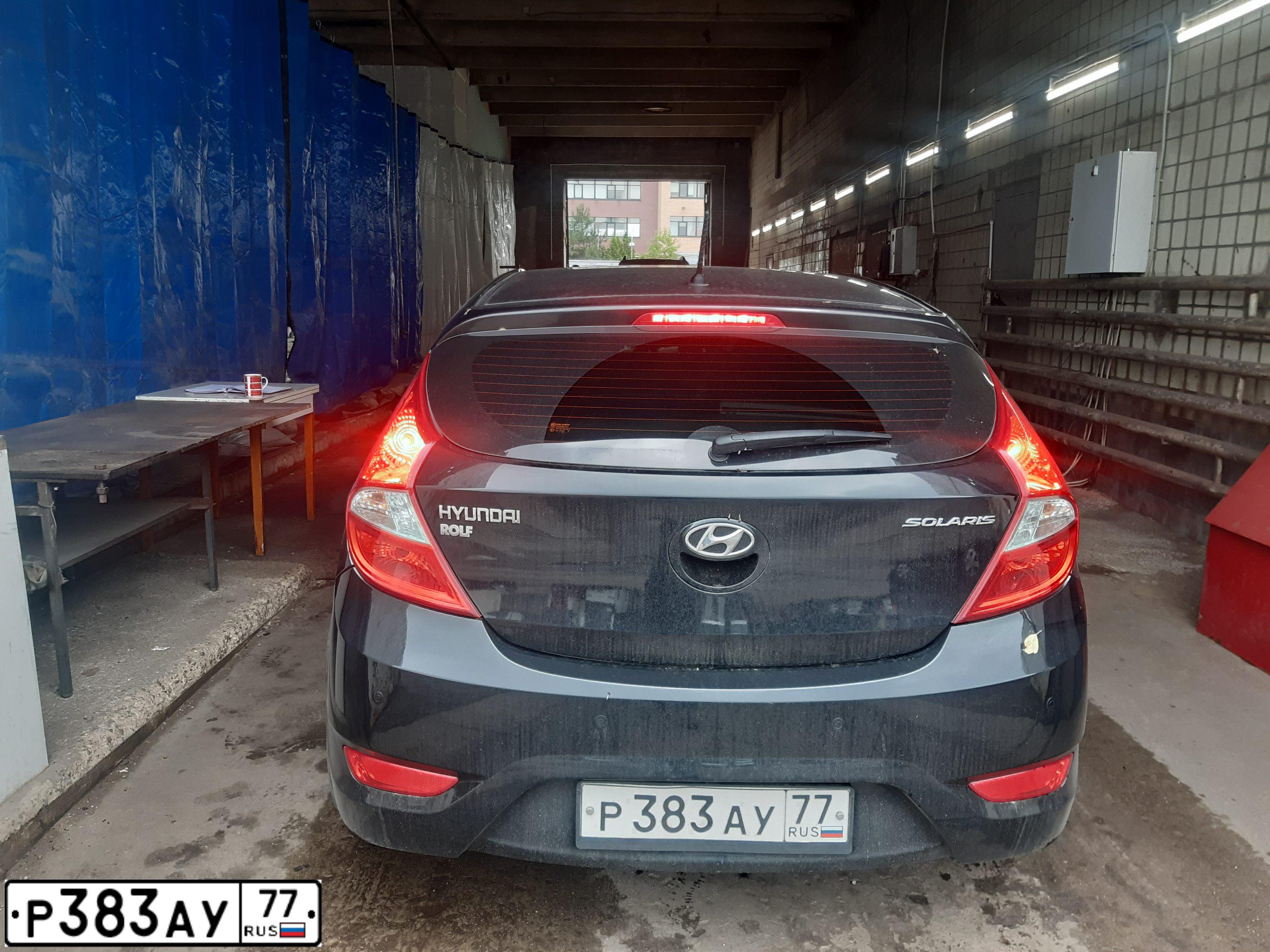Фото автомобиля HYUNDAI SOLARIS, 2013 — госномер Р383АУ77. Цвет: ЧЕРНЫЙ