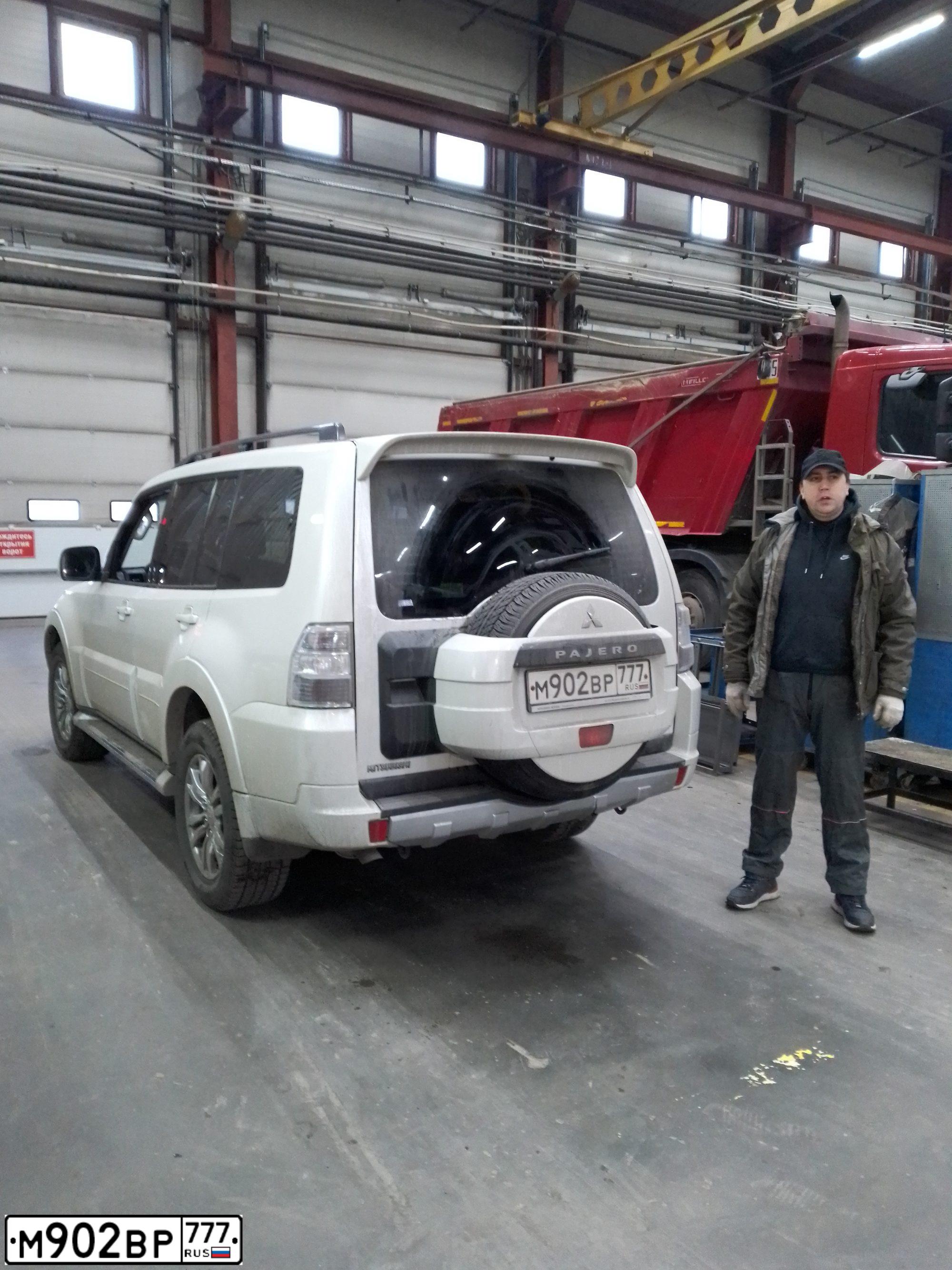 Фото автомобиля MITSUBISHI PAJERO, 2013 — госномер М902ВР777. Цвет: Белый