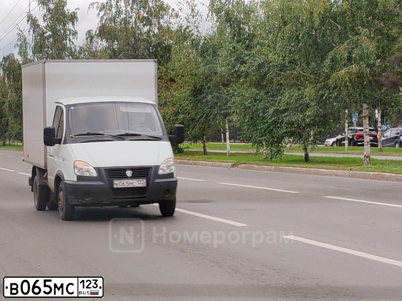 Фото автомобиля OPEL INSIGNIA, 2011 — госномер Е184СЕ147. Цвет: ЧЕРНЫЙ