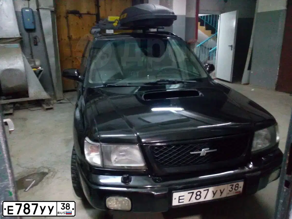 Фото автомобиля TOYOTA LANDCRUISER, 2000 — госномер Е787УУ38. Цвет: СЕРЫЙ