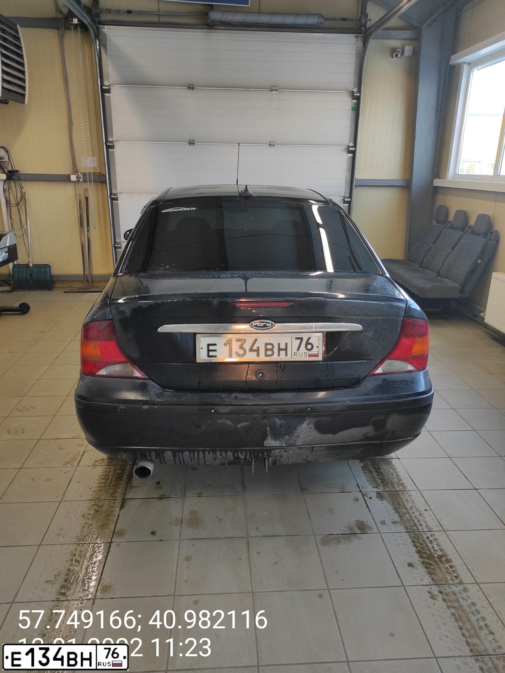 Фото автомобиля FORD FOCUS, 2004 — госномер О106ТН44. Цвет: Темно-синий