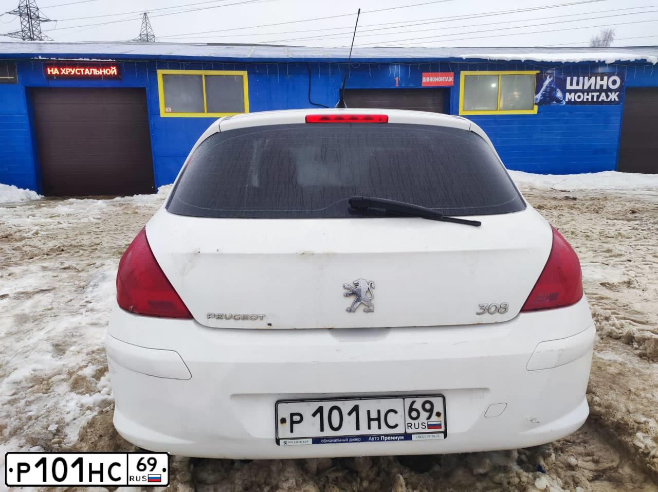 Фото автомобиля ПЕЖО 308, 2010 — госномер Н631НА136. Цвет: Белый