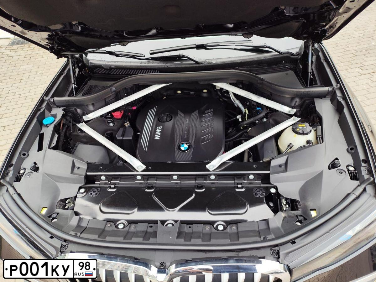 Фото автомобиля BMW X7, 2019 — госномер Р001КУ98. Цвет: ЧЕРНЫЙ