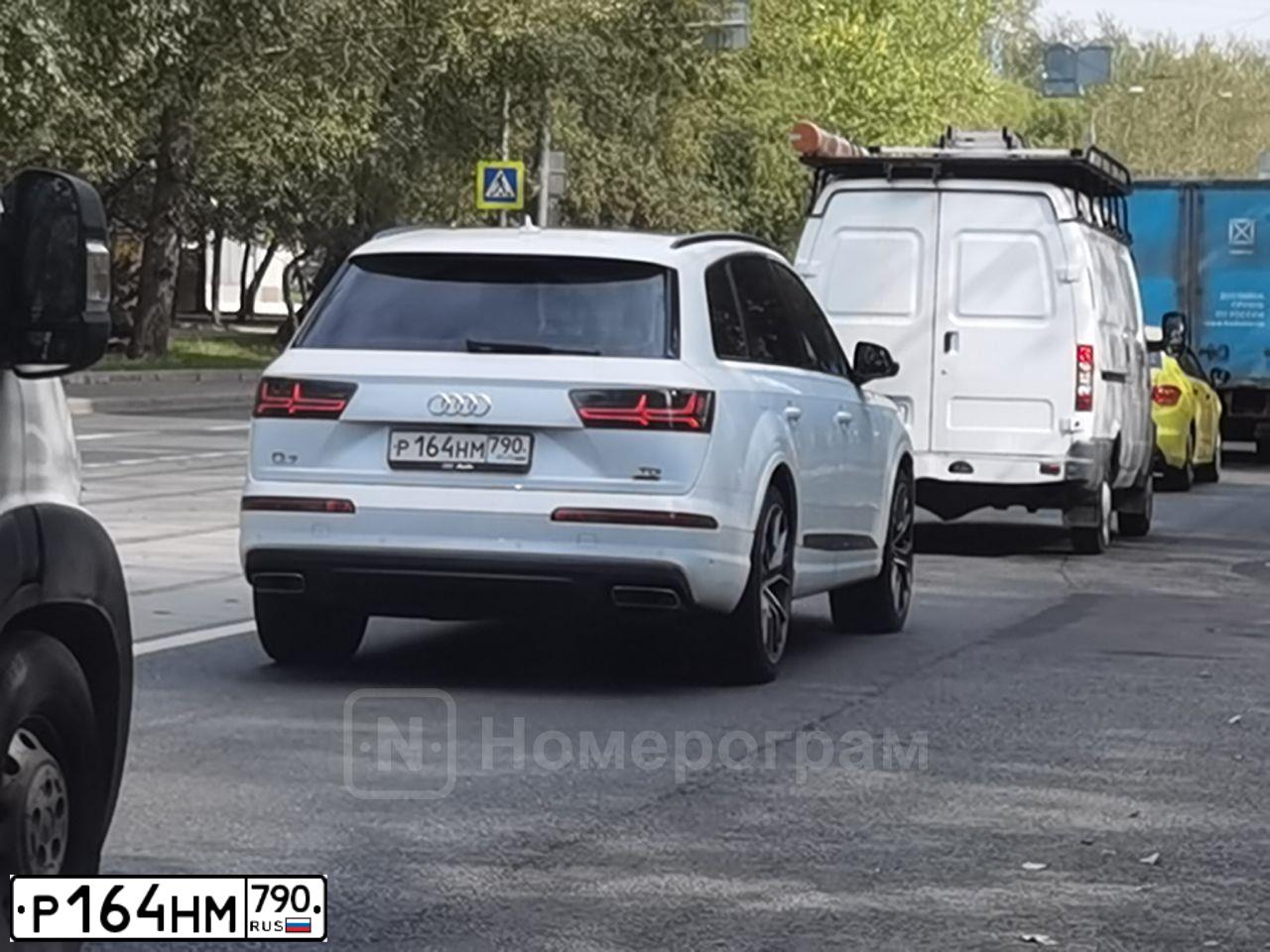 Фото автомобиля AUDI Q7, 2017 — госномер Р164НМ790. Цвет: Белый