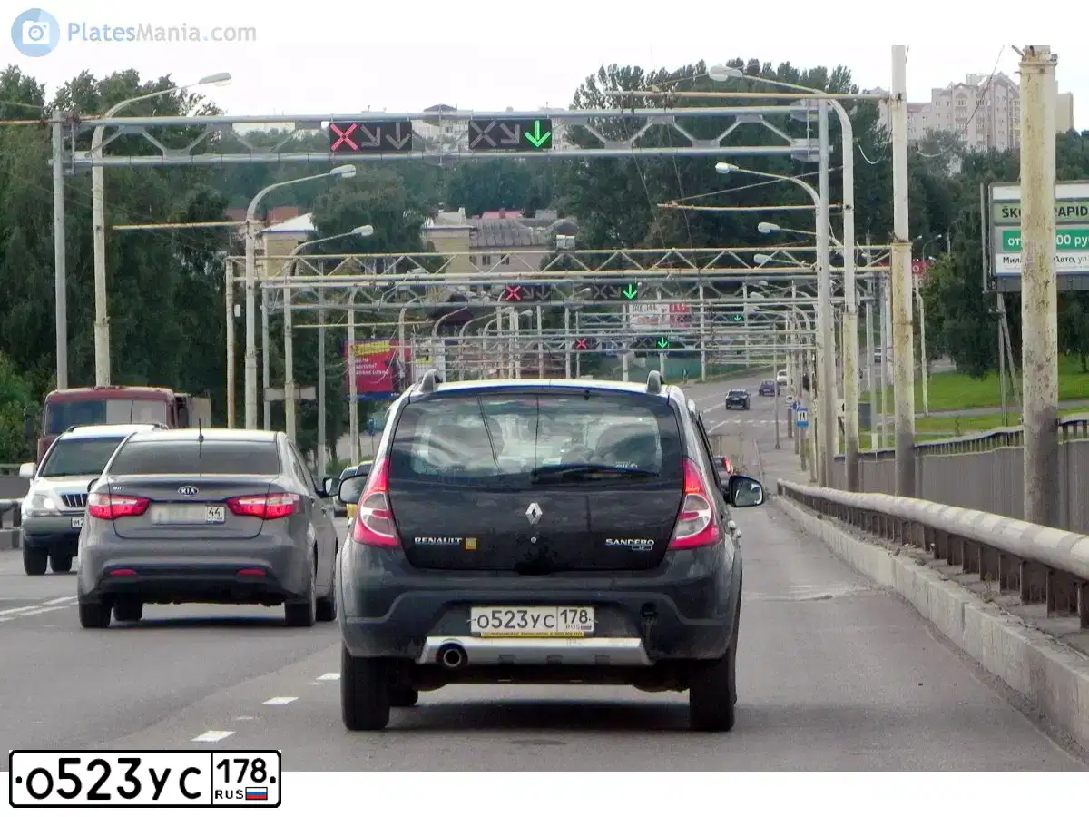 Фото автомобиля RENAULT SANDERO, 2013 — госномер О523УС178. Цвет: ЧЕРНЫЙ