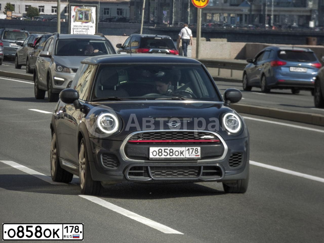 Фото автомобиля MINI MINI, 2015 — госномер О858ОК178. Цвет: ЯРКО-ГОЛУБОЙ