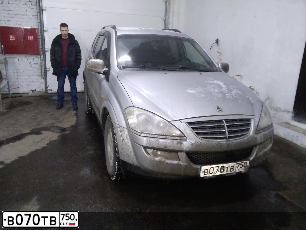 Фото автомобиля SSANGYONG KYRON, 2008 — госномер Р454КЕ199. Цвет: СЕРЕБРИСТЫЙ МЕТАЛЛИК