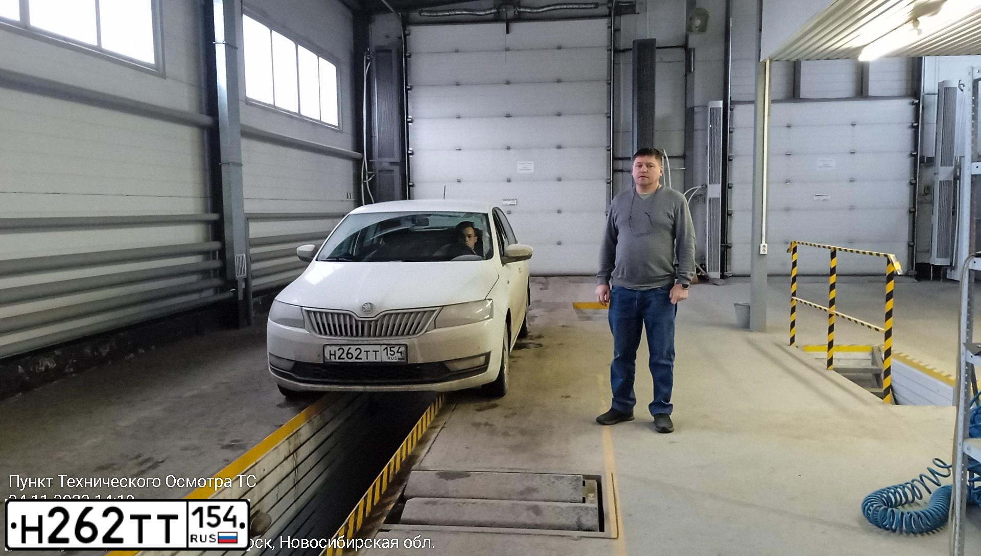 Фото автомобиля SKODA RAPID, 2019 — госномер Н262ТТ154. Цвет: БЕЛЫЙ