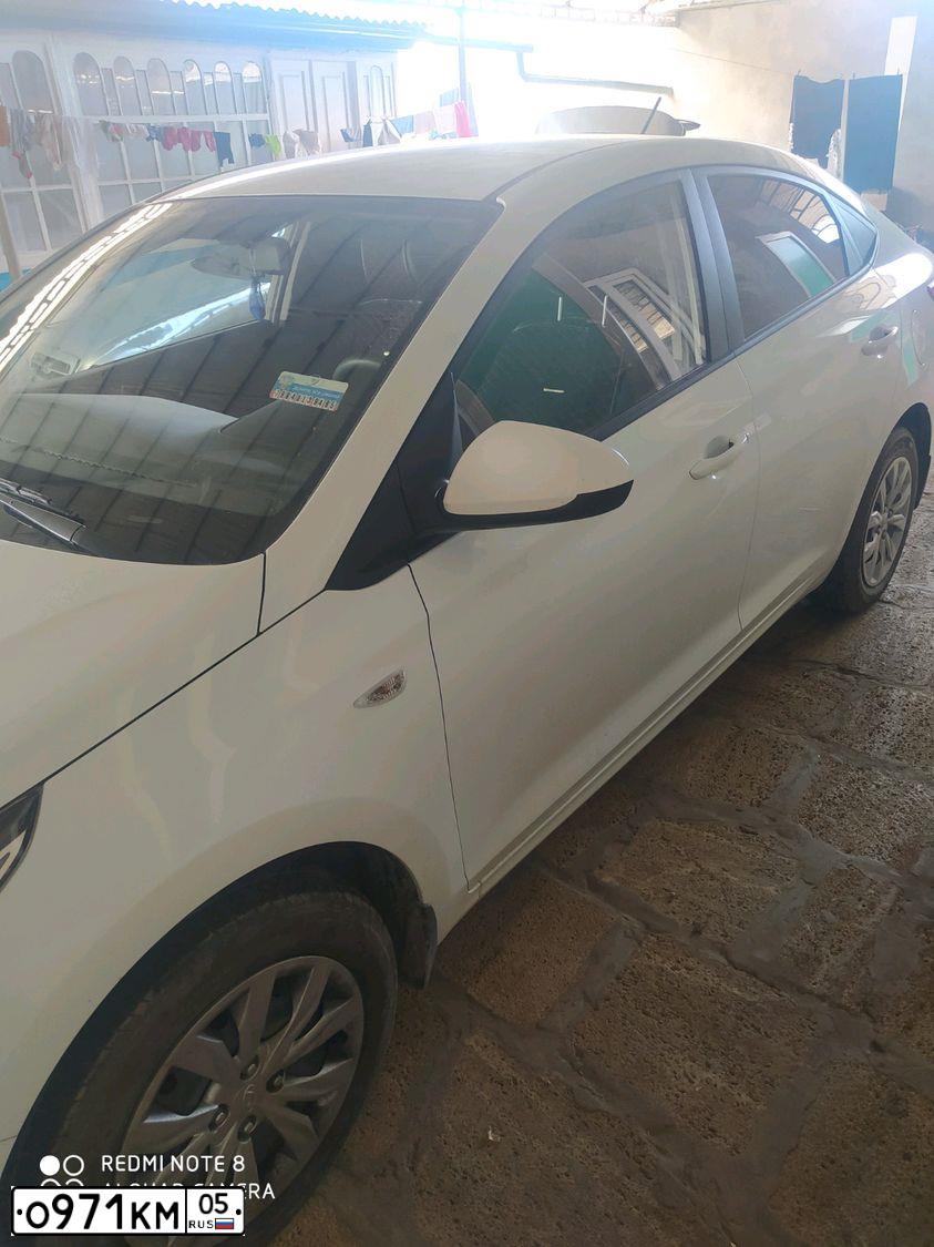 Фото автомобиля HYUNDAI SOLARIS, 2017 — госномер О971КМ05. Цвет: БЕЛЫЙ