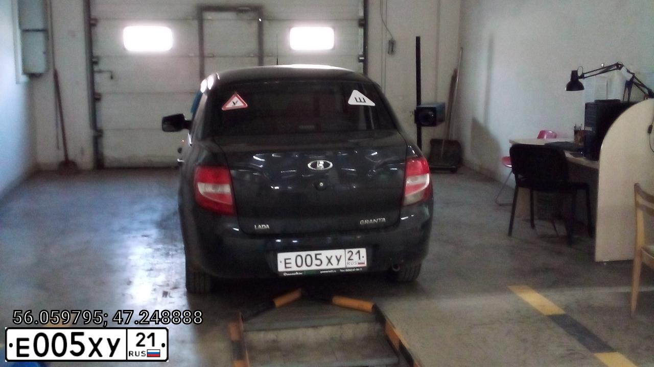 Фото автомобиля LADA 2190 GRANTA, 2013 — госномер Е005ХУ21. Цвет: Сине-Черный