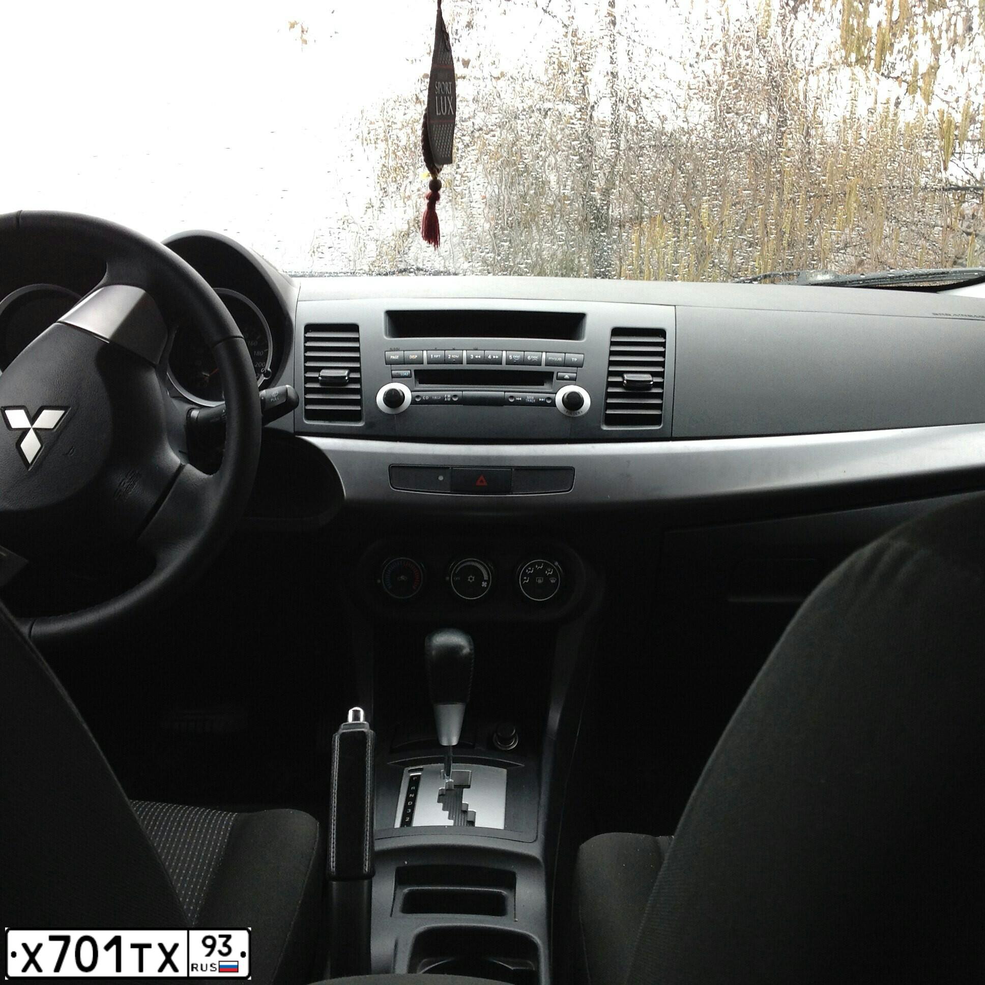 Фото автомобиля MITSUBISHI LANCER, 2010 — госномер Х701ТХ93. Цвет: Серебристый