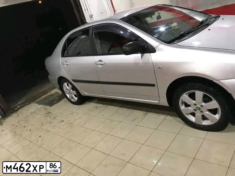 Фото автомобиля TOYOTA COROLLA, 2003 — госномер Е825УК186. Цвет: СЕРЫЙ