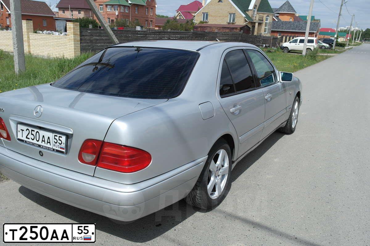 Фото автомобиля MERCEDES E-KLASSE, 1998 — госномер Т250АА55. Цвет: Серебристый