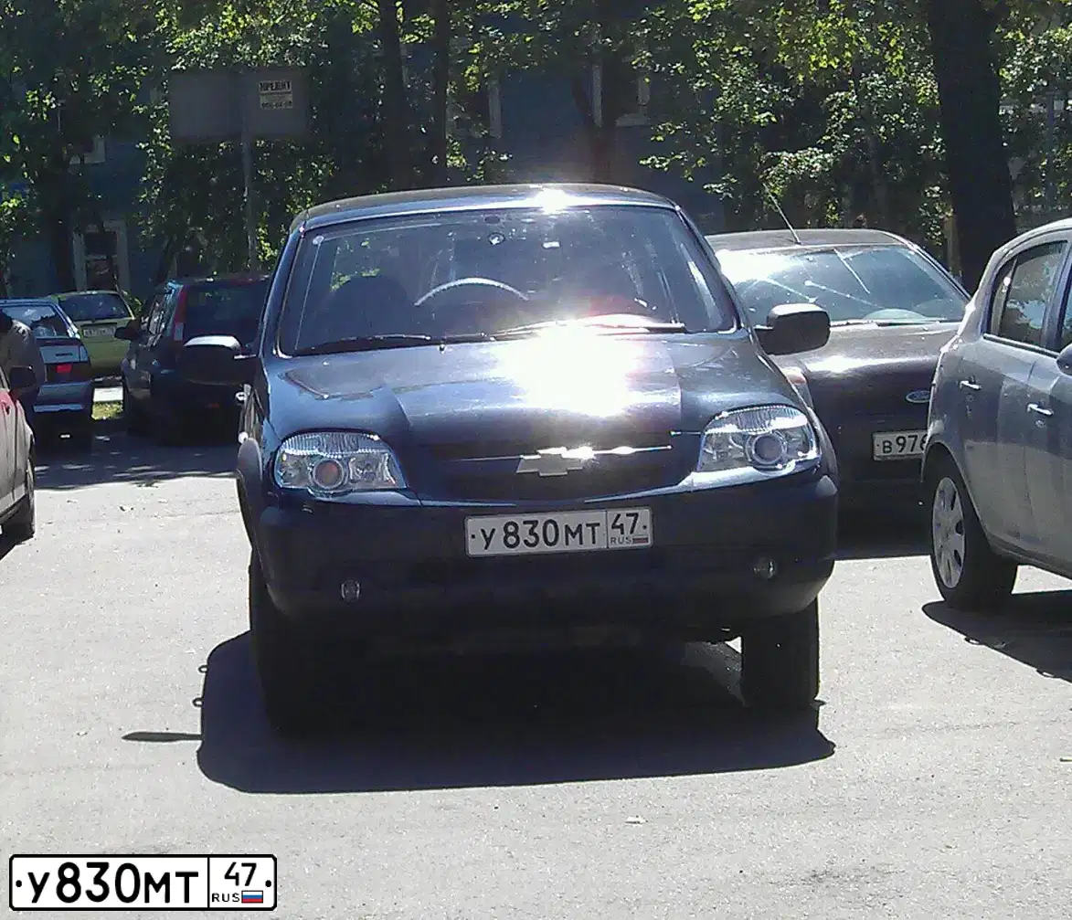 Фото автомобиля CHEVROLET NIVA, 2011 — госномер У830МТ47. Цвет: ЧЕРНО-СИНИЙ МЕТАЛЛИК