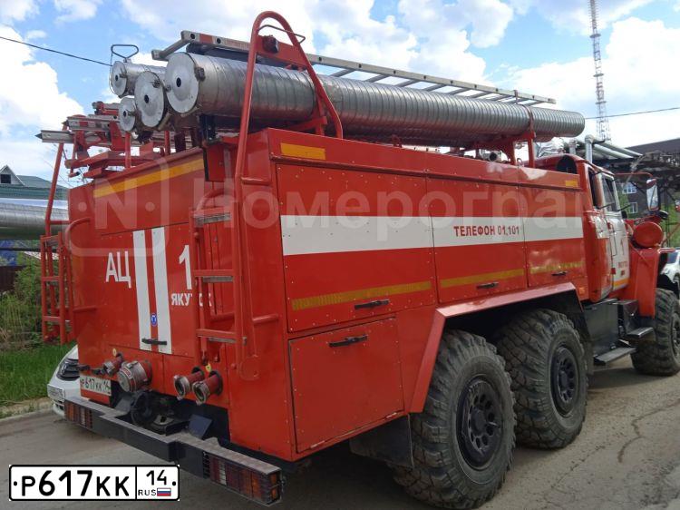 Фото автомобиля URAL 5557 /6X6/, 2012 — госномер Р617КК14. Цвет: ЦВ СХ А8 ПО ГОСТ Р 50574-2019