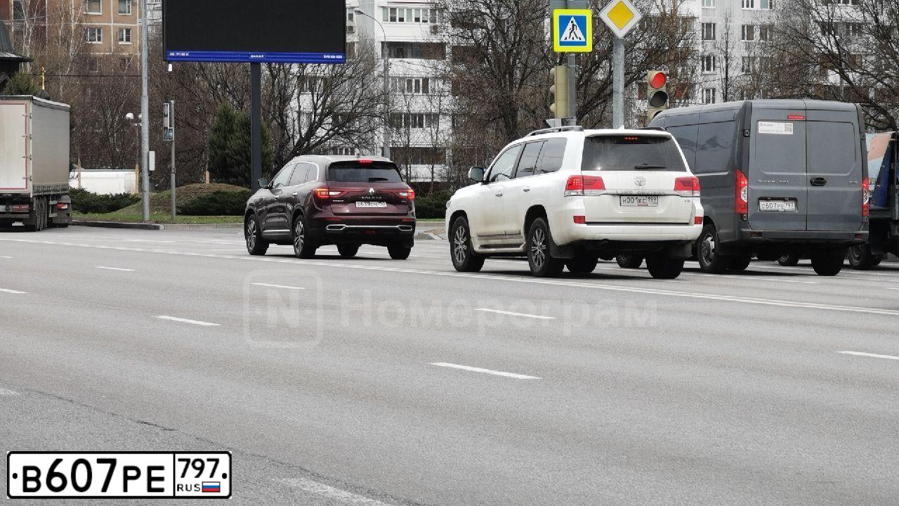 Фото автомобиля NISSAN TIIDA, 2010 — госномер В607РЕ797. Цвет: Коричневый
