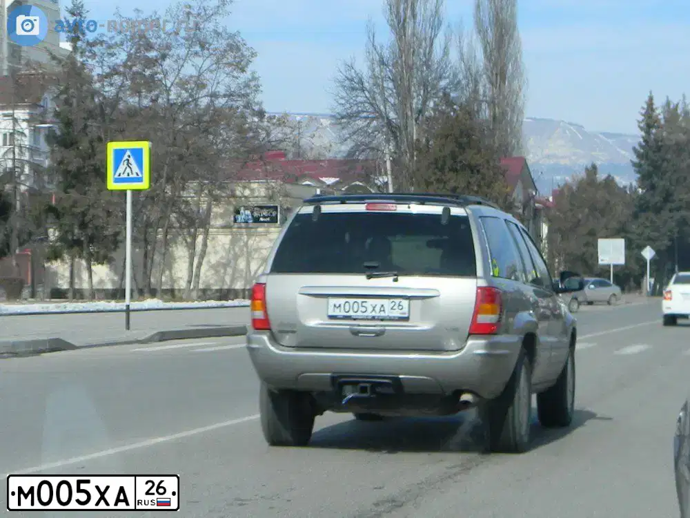 Фото автомобиля JEEP GRAND CHEROKEE, 2000 — госномер С213СО178. Цвет: Серебристый