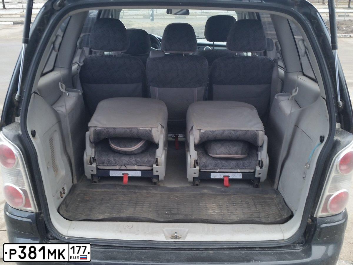 Фото автомобиля HYUNDAI TRAJET, 2006 — госномер Р381МК177. Цвет: ЧЕРНЫЙ