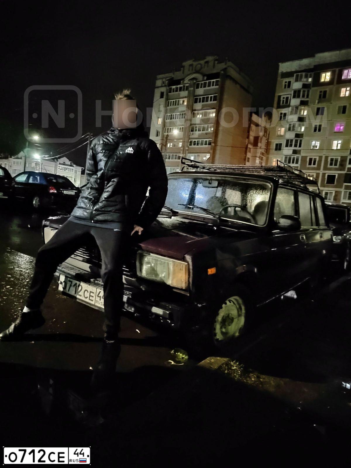 Фото автомобиля LADA 2104, 2001 — госномер О712СЕ44. Цвет: ФИОЛЕТОВЫЙ