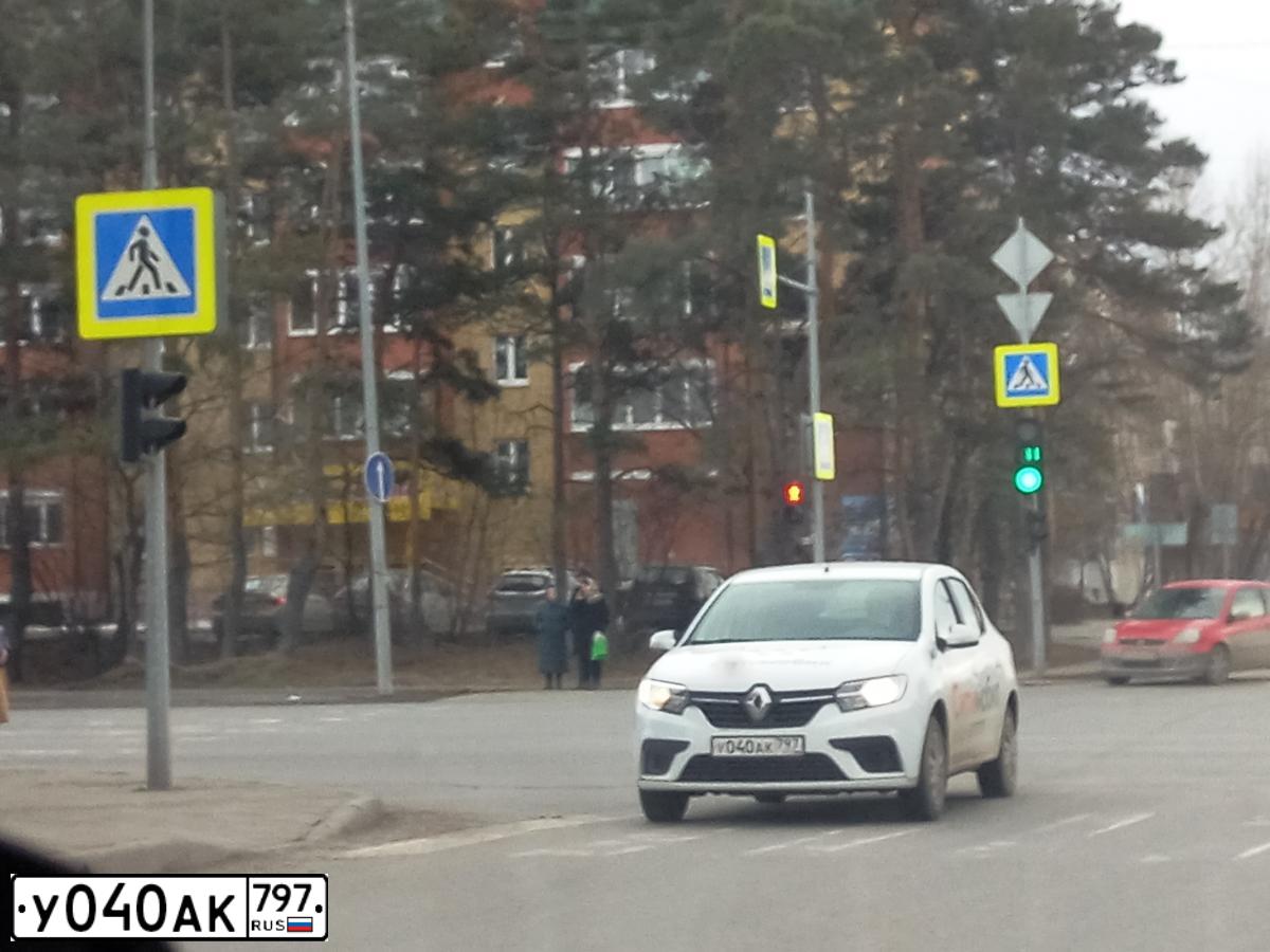 Фото автомобиля RENAULT LOGAN, 2020 — госномер У040АК797. Цвет: Белый
