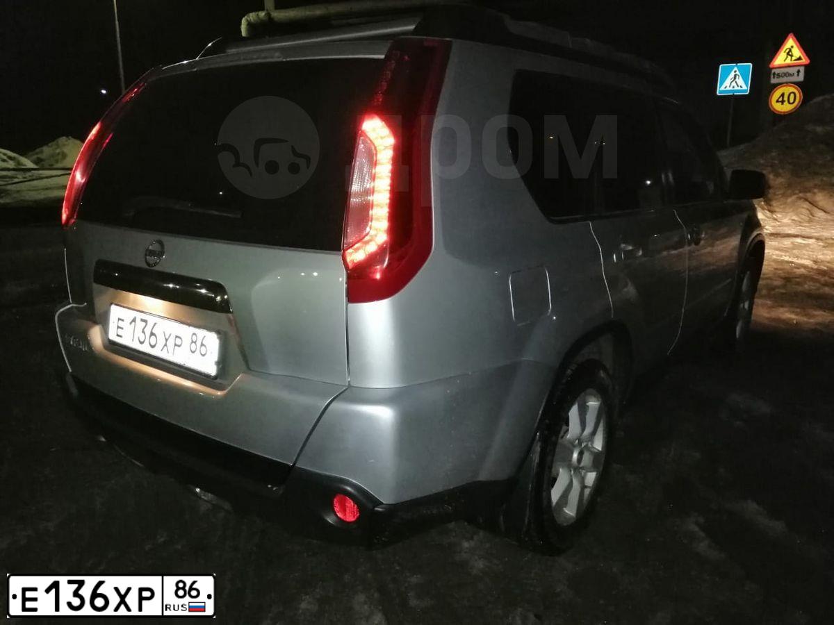 Фото автомобиля NISSAN X-TRAIL, 2012 — госномер Е136ХР86. Цвет: СЕРО-СИРЕНЕВЫЙ