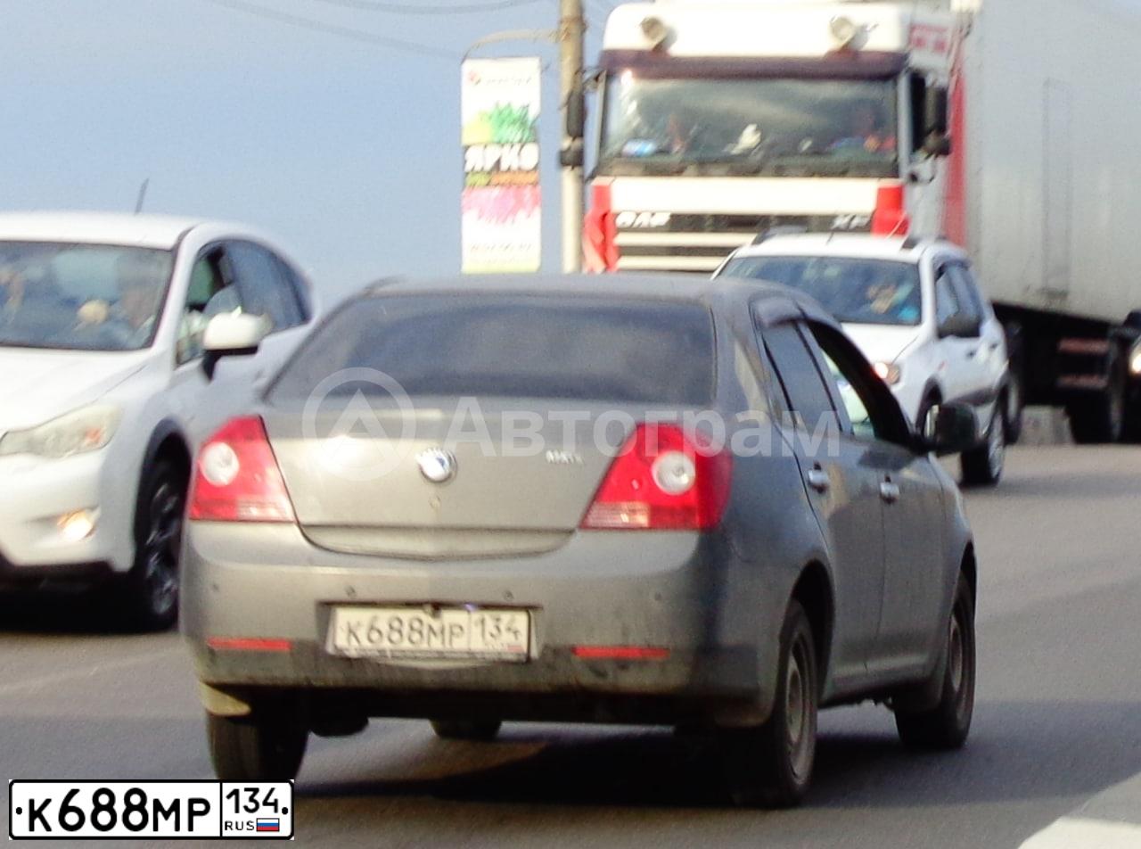 Фото автомобиля GEELY MK, 2013 — госномер К688МР134. Цвет: СТАЛЬНОЙ СЕРЫЙ