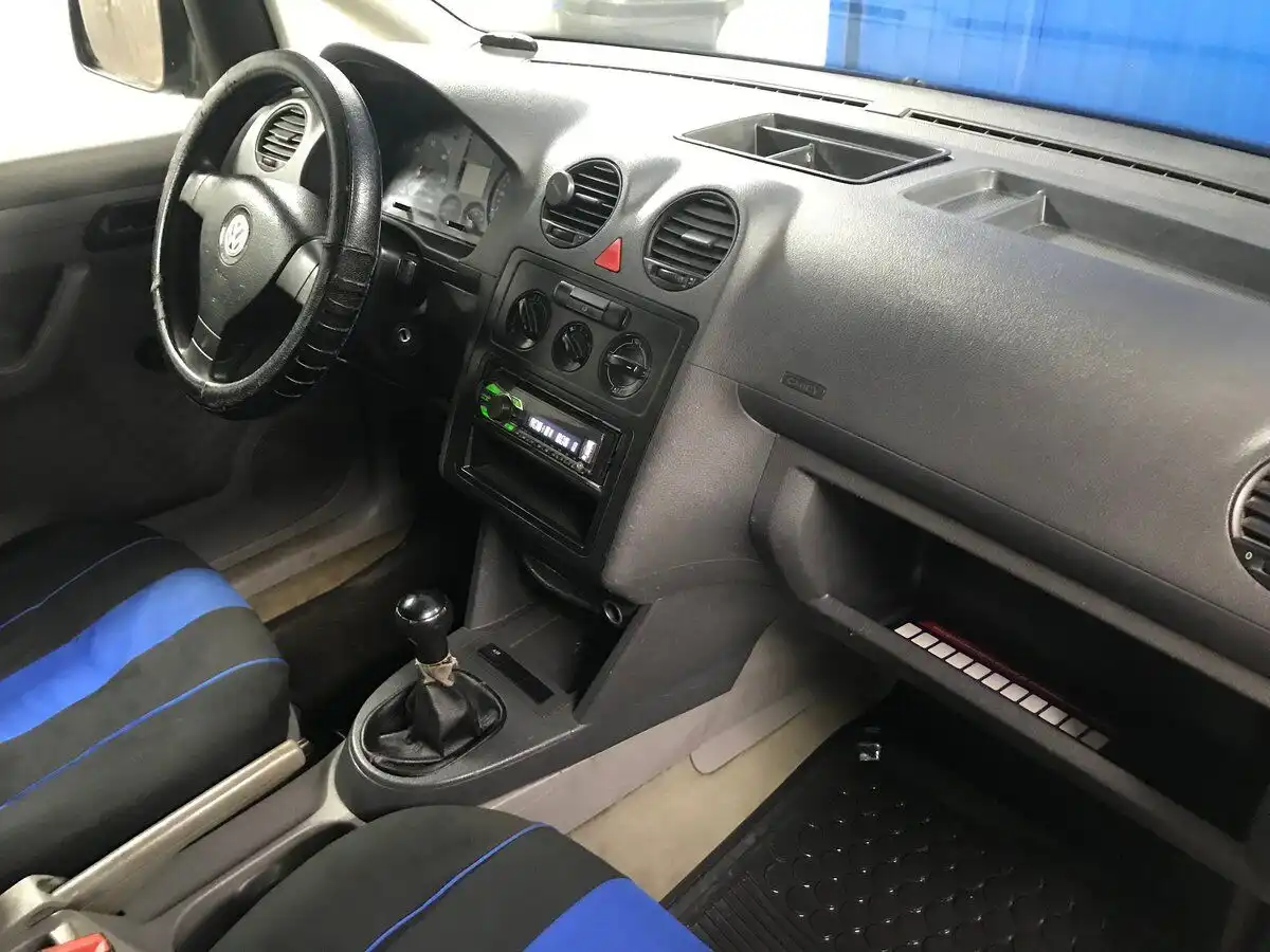 Фото автомобиля VOLKSWAGEN CADDY, 2006 — госномер В521УО98. Цвет: синий