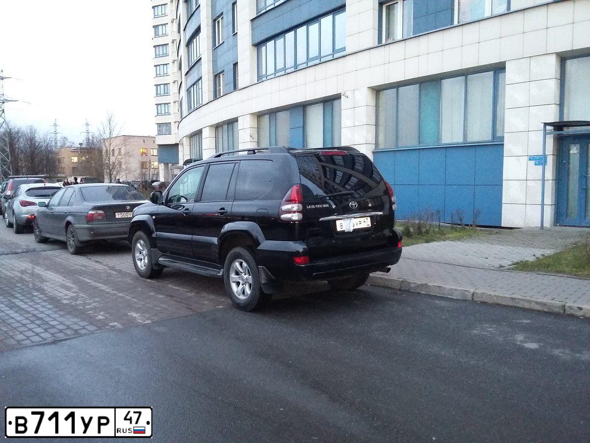 Фото автомобиля HYUNDAI TUCSON, 2016 — госномер В711УР47. Цвет: ТЕМНО-КРАСНЫЙ