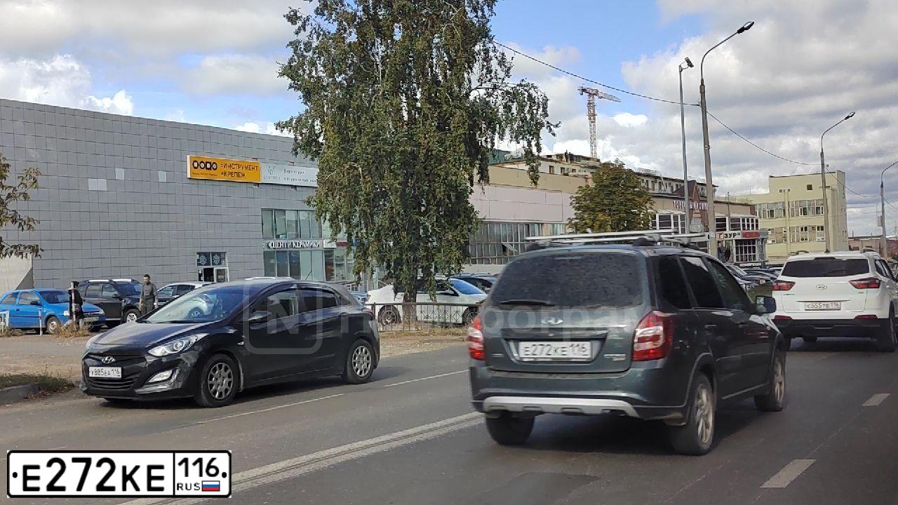 Фото автомобиля LADA 1119 KALINA, 2007 — госномер Е272КЕ116. Цвет: ЯРКО-СИНИЙ