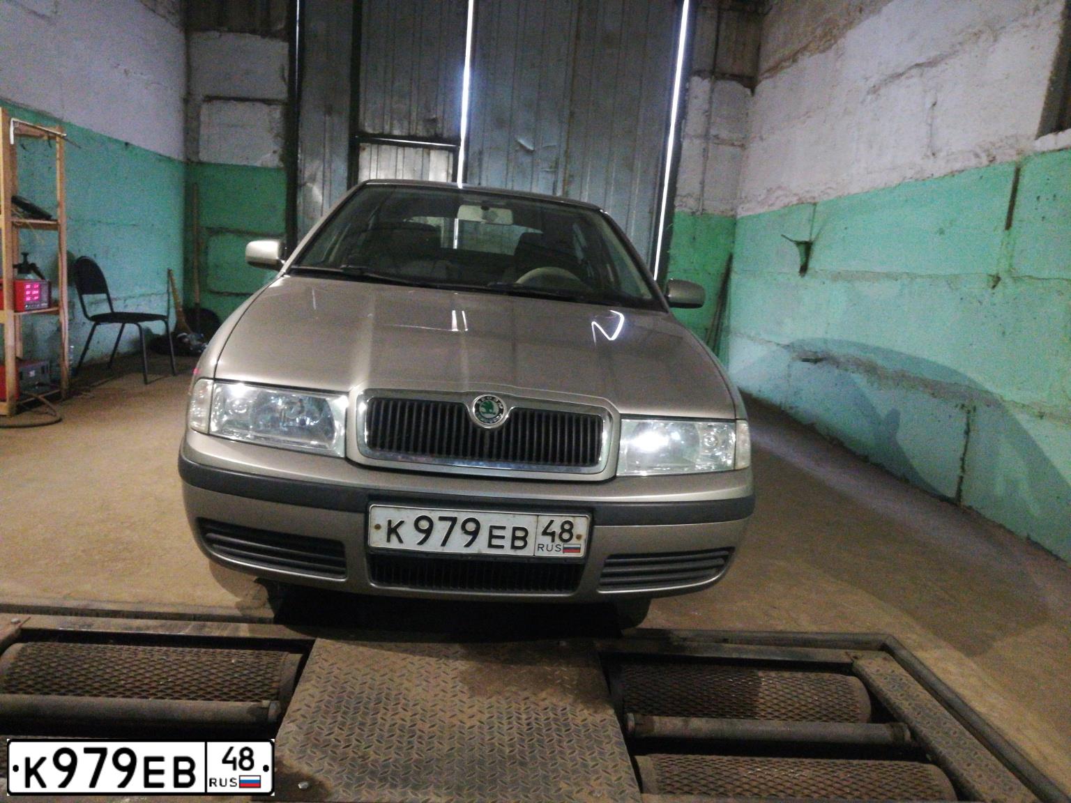 Фото автомобиля SKODA OCTAVIA, 2009 — госномер У710ЕТ48. Цвет: СЕРЫЙ