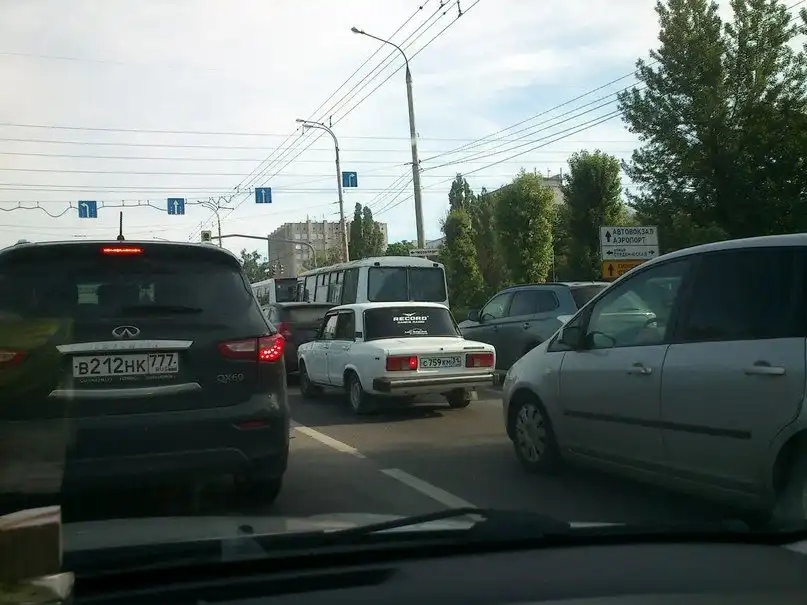 Фото автомобиля INFINITI QX60 /JX/, 2014 — госномер Е445ХЕ196. Цвет: ЧЕРНЫЙ