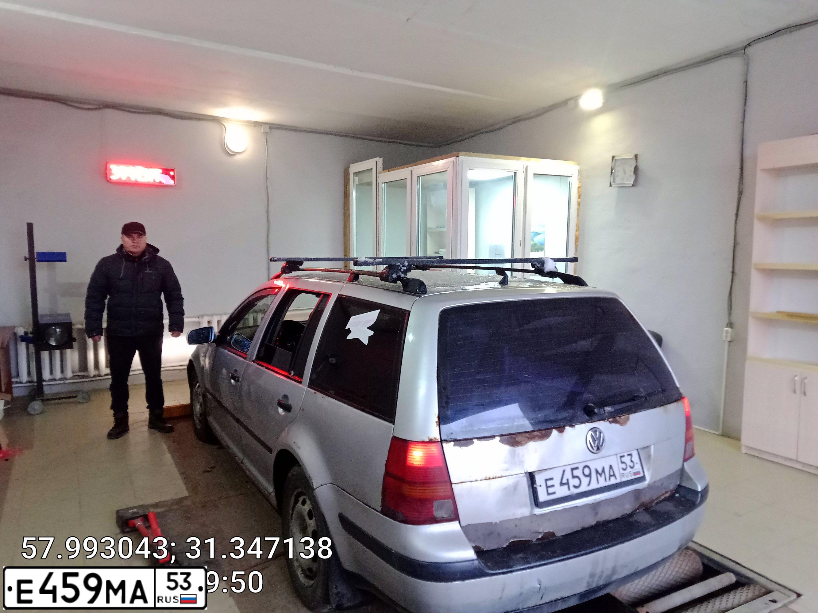 Фото автомобиля VOLKSWAGEN GOLF, 2001 — госномер Е459МА53. Цвет: Серебристый
