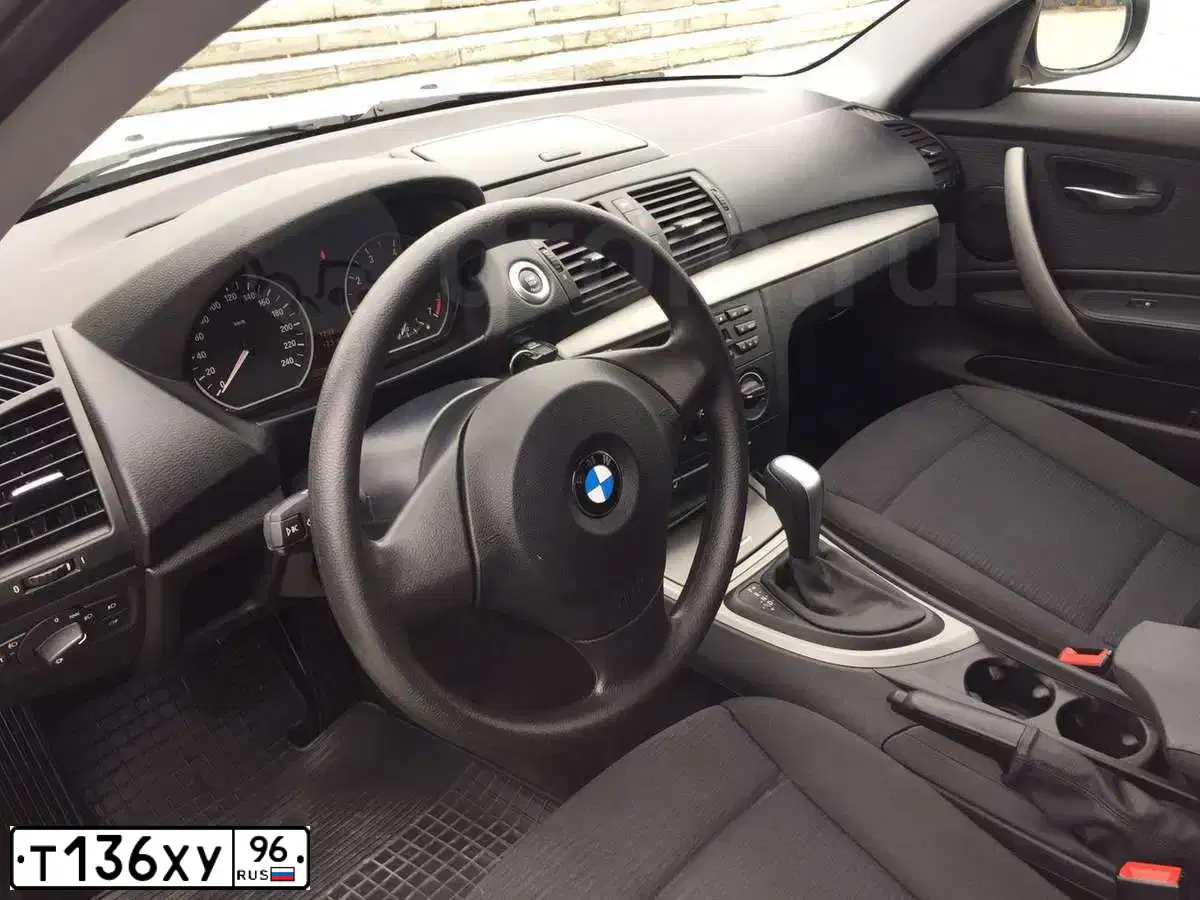 Фото автомобиля BMW SERIE 1, 2011 — госномер Т136ХУ96. Цвет: БЕЛЫЙ