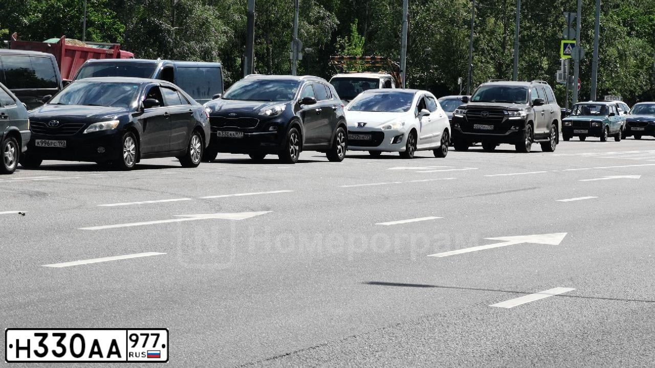 Фото автомобиля OPEL INSIGNIA, 2012 — госномер Н330АА977. Цвет: Белый
