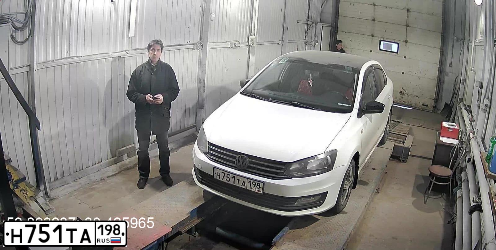 Фото автомобиля VOLKSWAGEN POLO, 2014 — госномер В683УТ790. Цвет: БЕЛЫЙ-ЖЕЛТЫЙ-СЕРЫЙ