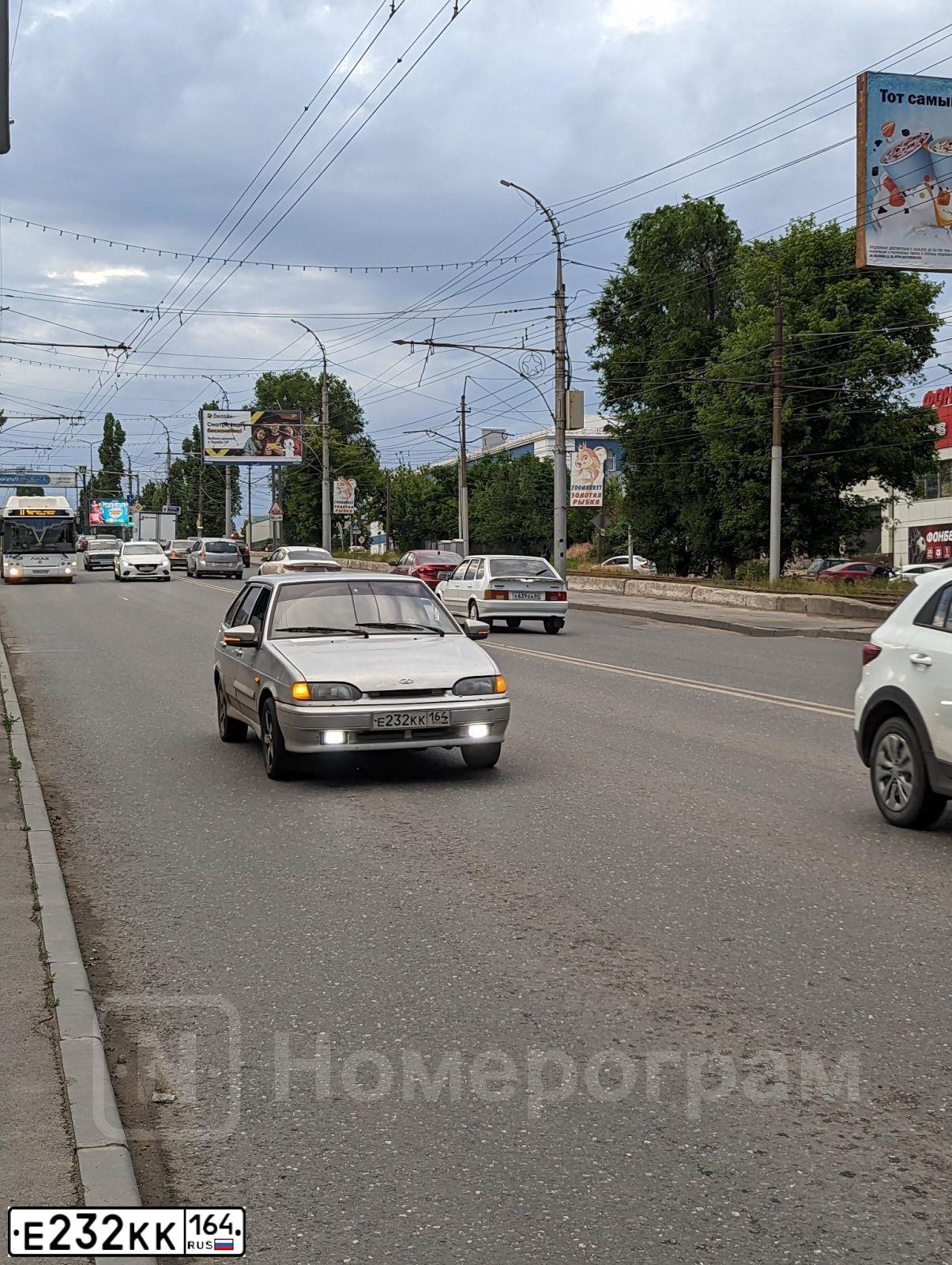 Фото автомобиля LADA 2114 SAMARA, 2004 — госномер Е232КК164. Цвет: СВЕТЛО СЕРЕБРИСТЫЙ МЕТАЛЛ