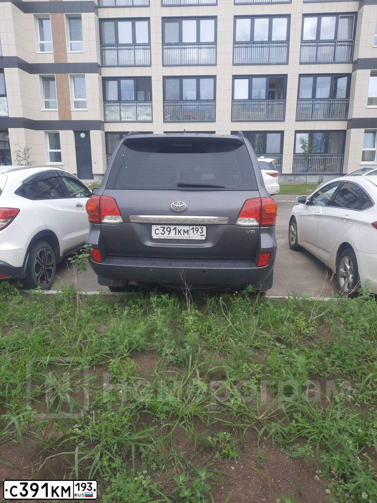 Фото автомобиля TOYOTA LANDCRUISER 200, 2015 — госномер В028НУ28. Цвет: СЕРЫЙ