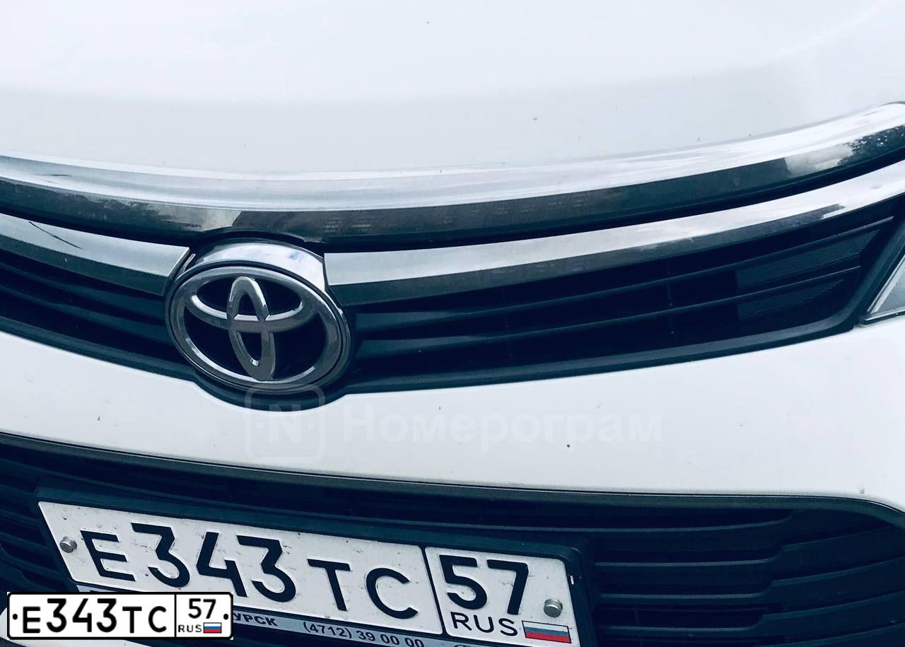 Фото автомобиля TOYOTA CAMRY, 2018 — госномер Е343ТС57. Цвет: БЕЛЫЙ ПЕРЛАМУТР